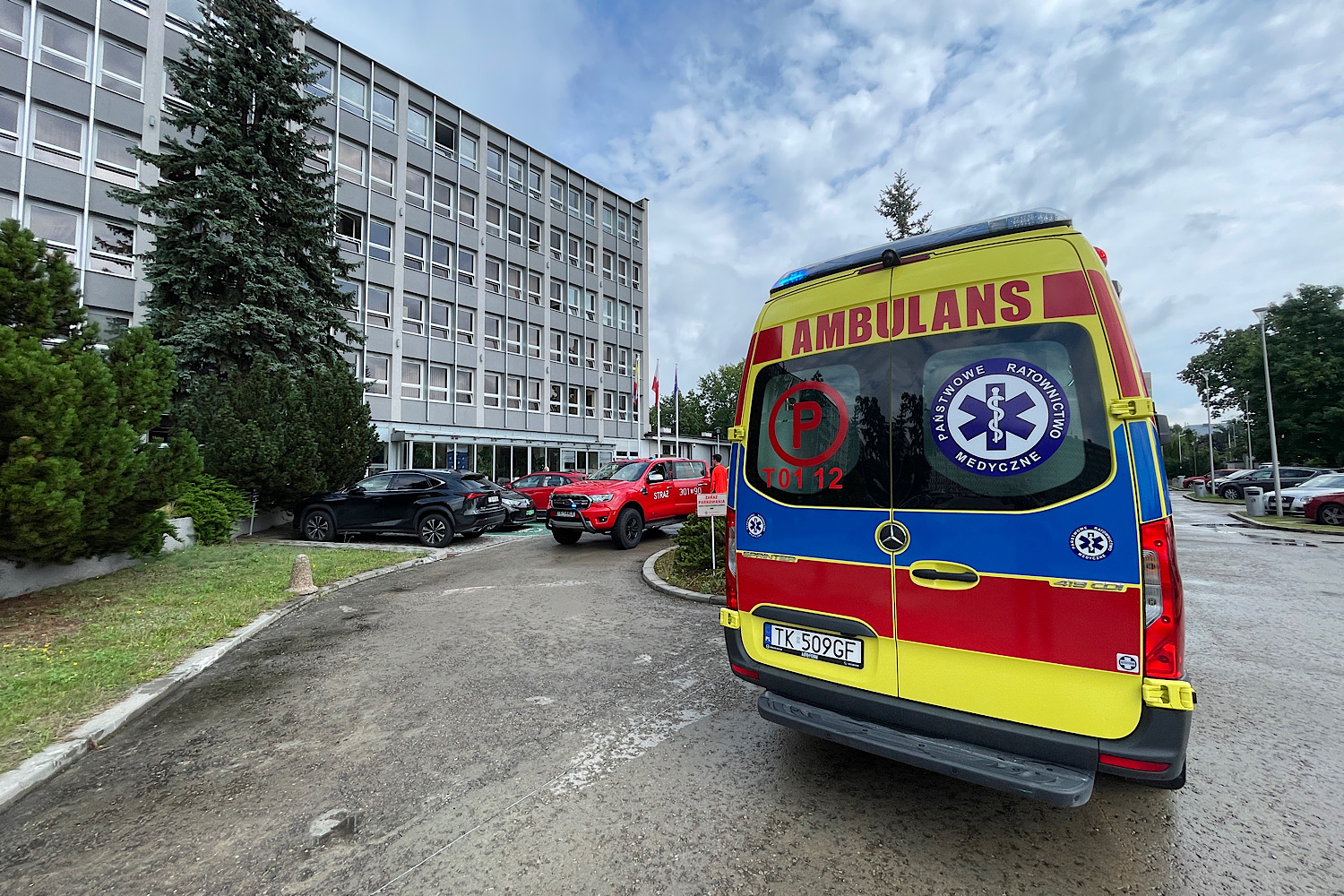7.08.2026. Kielce. Ewakuacja Urzędu Marszałkowskiego Województwa Świętokrzyskiego przy Alei IX Wieków Kielc / Fot. Wiktor Taszłow – Radio Kielce