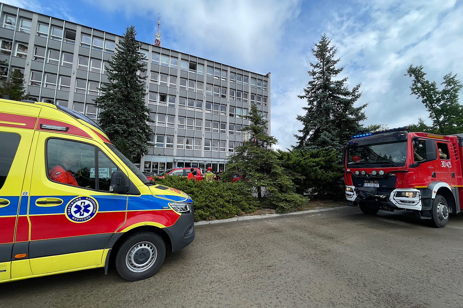7.08.2026. Kielce. Ewakuacja Urzędu Marszałkowskiego Województwa Świętokrzyskiego przy Alei IX Wieków Kielc / Fot. Wiktor Taszłow – Radio Kielce