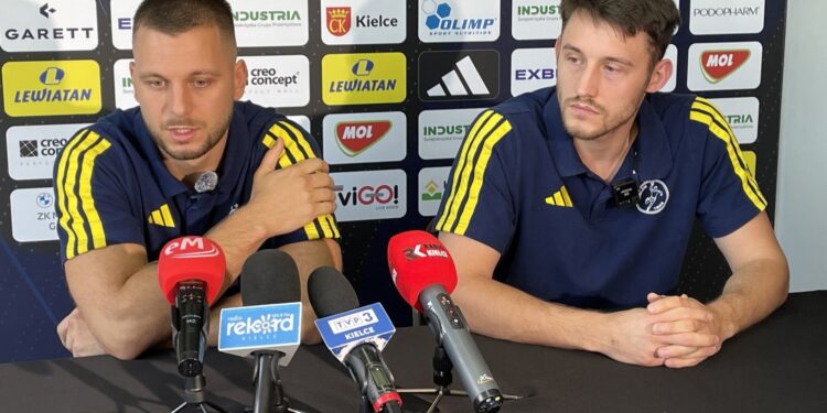 Industria osłabiona, ale w bojowych nastrojach jedzie do Łodzi - Radio Kielce 27.08.2026. Kielce. Konferencja przed meczem o Superpuchar Polski. Na zdjęciu (od lewej): Alex Vlah, Piotr Jarosiewicz - Industria Kielce / Fot. Kamil Król - Radio Kielce