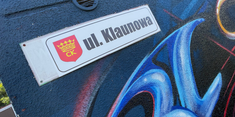 „Klonowa” czy „Klaunowa”? Nietypowa tablica zaskoczyła Kielczan - Radio Kielce 19.08.2026. Kielce. Ulica Klonowa. Tabliczka z nazwą Klaunowa / Fot. Wiktor Taszłow - Radio Kielce