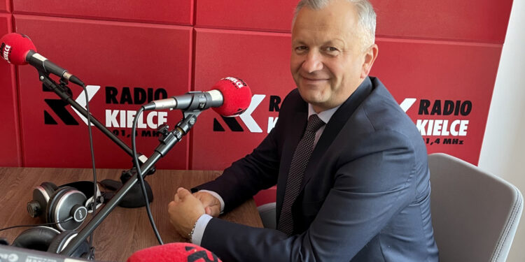 Połaniec inwestuje. Skwer z fontanną, świetlica i monitoring - Radio Kielce Połaniec inwestuje. Skwer z fontanną, świetlica i monitoring