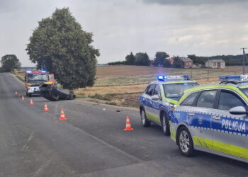 Auto dachowało. Jedna osoba ranna