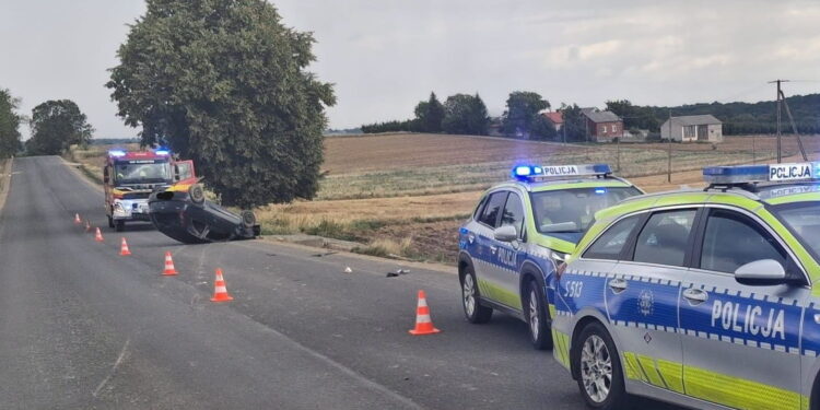 Auto dachowało. Jedna osoba ranna - Radio Kielce Auto dachowało. Jedna osoba ranna