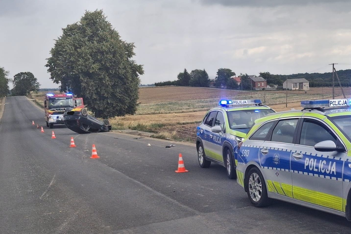 Auto dachowało. Jedna osoba ranna