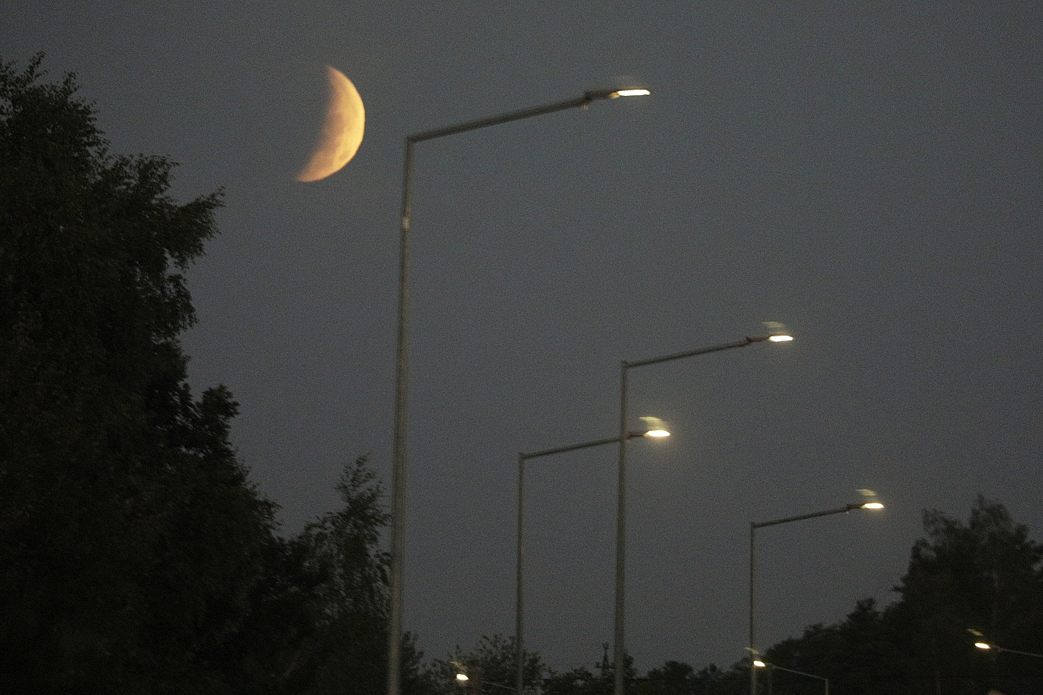 Częściowe zaćmienie księżyca