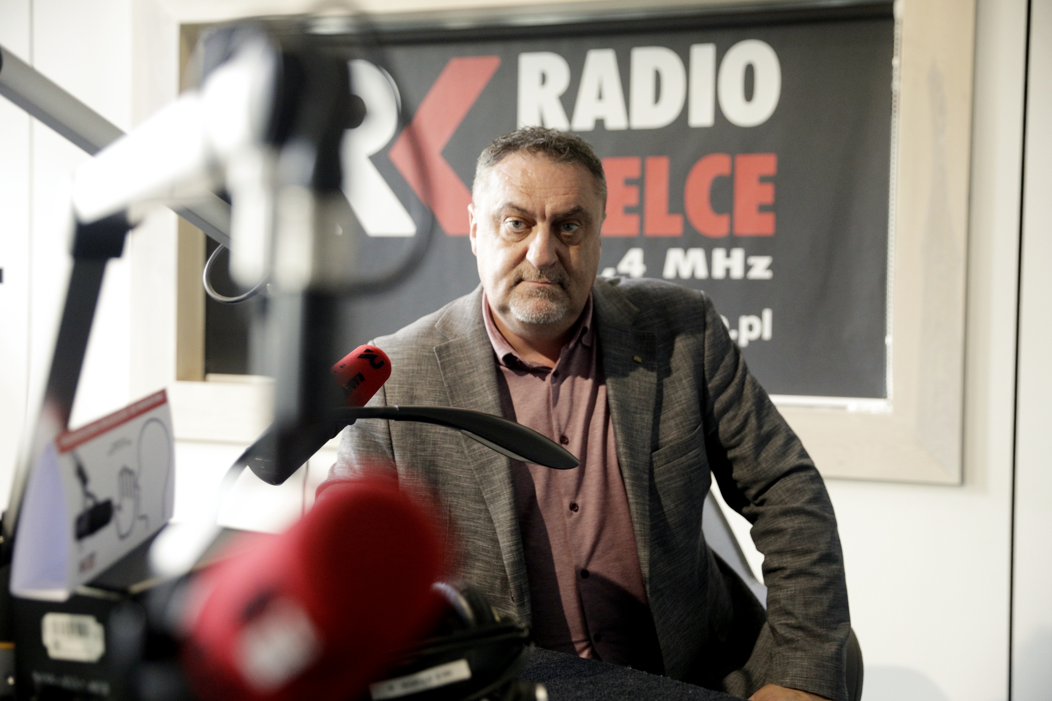 Uczniowie bez telefonów w szkołach. Piotr Łojek: na tę decyzję chyba wszyscy czekali