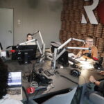 28.08.2026. Radio Kielce. Na zdjęciu: Piotr Żołądek i Milena Rot-Żołądek, zwycięzcy w wakacyjnym konkursie Radia Kielce „Dźwiękowe historie z wakacji” oraz Stanisław Blinstrub i Ryszard Koziej, dziennikarze Radia Kielce / Fot. Jarosław Kubalski – Radio Kielce