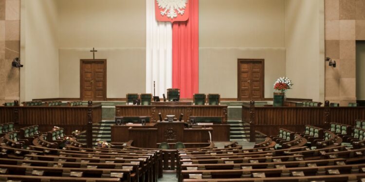 Najnowszy sondaż partyjny. KO przed PiS i Konfederacją