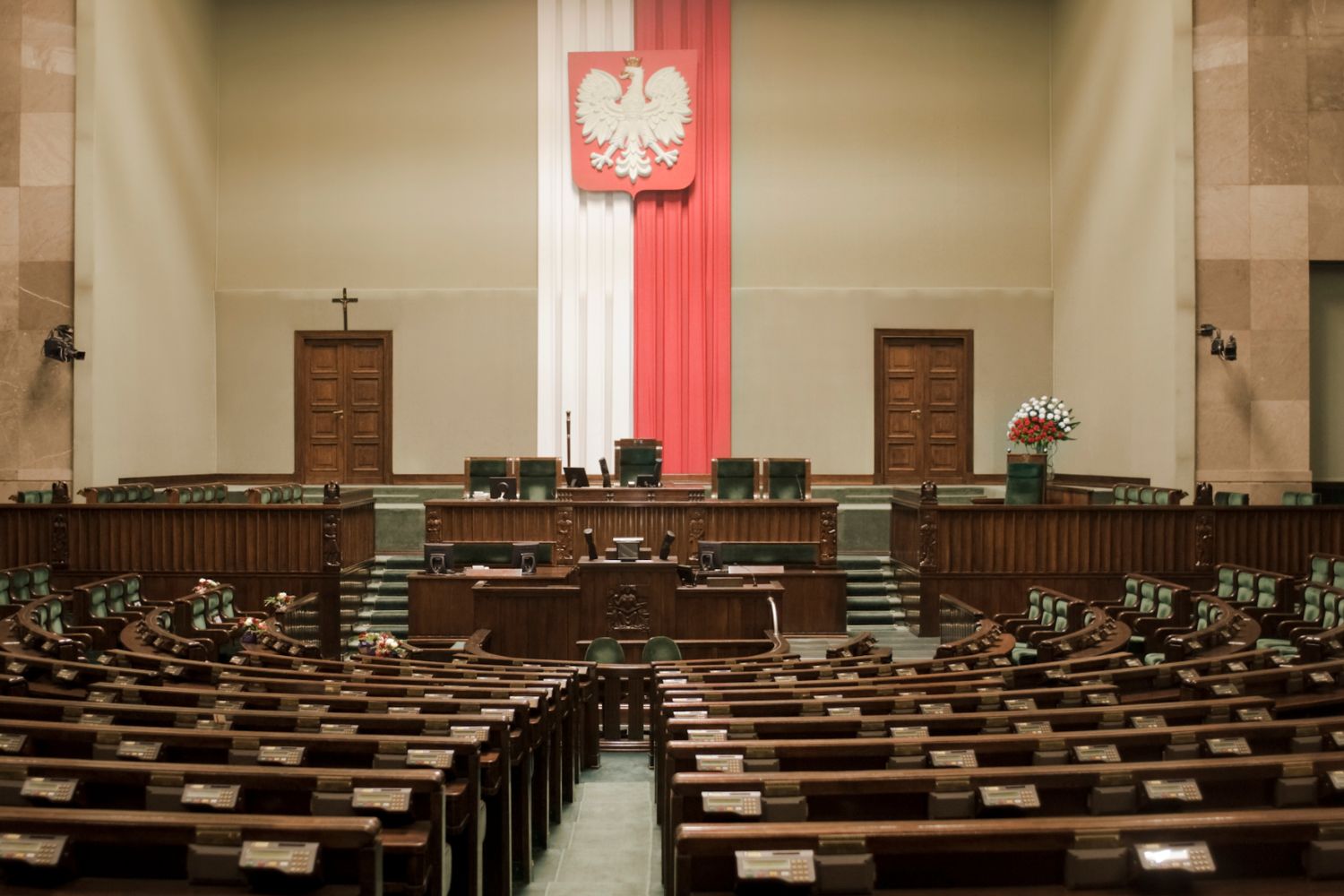 Najnowszy sondaż partyjny. KO w dół, PiS w górę