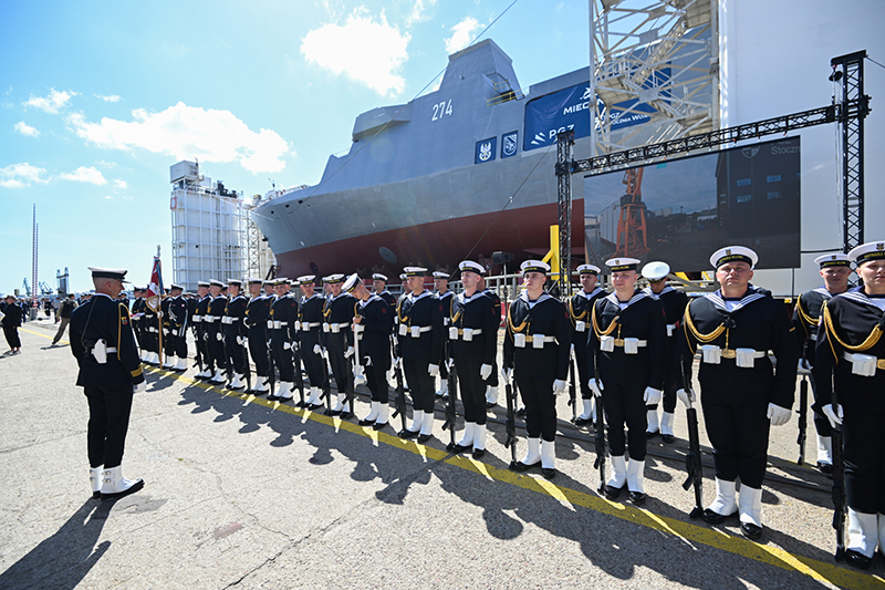 12.08.2026. Gdynia. Ceremonia chrztu fregaty wielozadaniowej ORP Wicher w PGZ Stoczni Wojennej w Gdyni. ORP Wicher jest pierwszą z trzech wielozadaniowych fregat nowej generacji budowanych w ramach programu „Miecznik” / Fot. PAP - Andrzej Jackowski 12.08.2026. Gdynia. Ceremonia chrztu fregaty wielozadaniowej ORP Wicher w PGZ Stoczni Wojennej w Gdyni. ORP Wicher jest pierwszą z trzech wielozadaniowych fregat nowej generacji budowanych w ramach programu „Miecznik” / Fot. PAP - Andrzej Jackowski