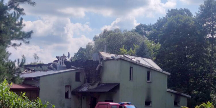 Służby zabezpieczają ślady po pożarze w Starachowicach - Radio Kielce 19.08.2026. Starachowice. Pożar budynku dawnej piekarni / Fot. Jędrzej Cender - TVP3 Kielce