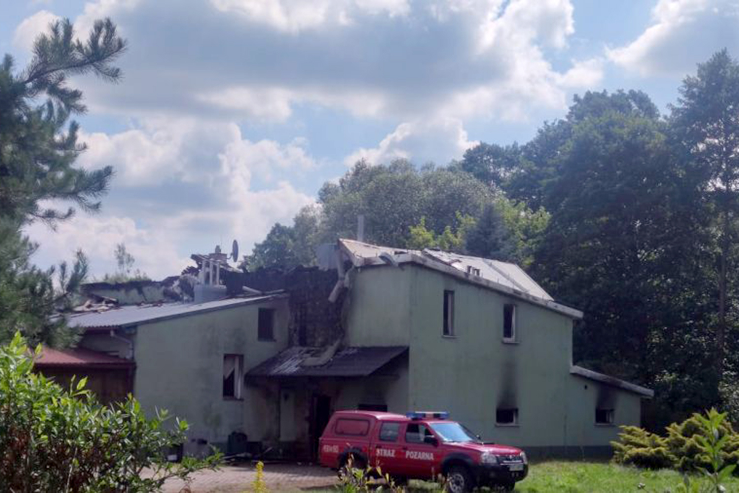 Służby zabezpieczają ślady po pożarze w Starachowicach