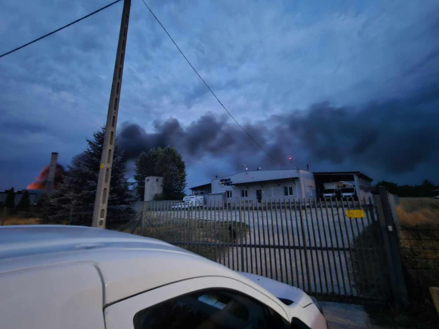 Pożar w sortowni odpadów. W akcji bierze udział 100 strażaków
