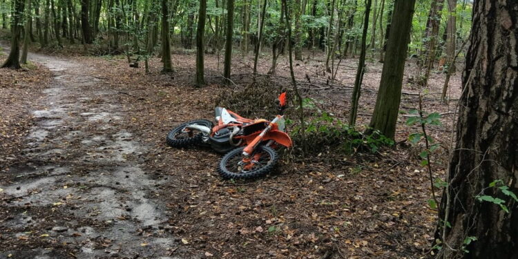 Martwy motocyklista w lesie - Radio Kielce Martwy motocyklista w lesie