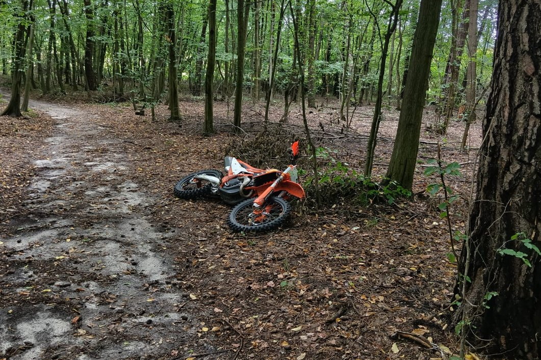 Martwy motocyklista w lesie
