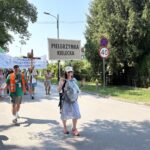 Pierwsze kilometry już za pątnikami - Radio Kielce 06.08.2026. Wiślica. Piesza Pielgrzymka diecezji kieleckiej na Jasną Górę / Fot. Marta Gajda-Kruk - Radio Kielce