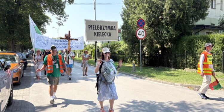 Pierwsze kilometry już za pątnikami - Radio Kielce 06.08.2026. Wiślica. Piesza Pielgrzymka diecezji kieleckiej na Jasną Górę / Fot. Marta Gajda-Kruk - Radio Kielce