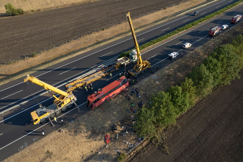 Tragedia na Węgrzech. Polski autobus wpadł do rowu, zginęło 12 osób - Radio Kielce 16.08.2026. Wypadek polskiego autokaru na Węgrzech / Fot. PAP/EPA/ZOLTAN MATHE