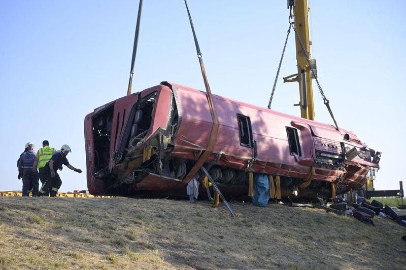 Tragedia na Węgrzech. Polski autobus wpadł do rowu, zginęło 12 osób - Radio Kielce 16.08.2026. Wypadek polskiego autokaru na Węgrzech / Fot. PAP/EPA/ZOLTAN MATHE