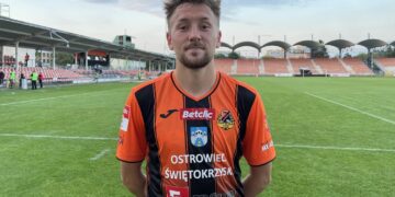 02.08.2026. Ostrowiec Św. Inauguracja Betclic 3. Ligi: KSZO 1929 Ostrowiec - Podlasie Biała Podlaska. Na zdjęciu: Bartosz Snopczyński - strzelec zwycięskiej bramki dla KSZO / Fot. Kamil Król - Radio Kielce