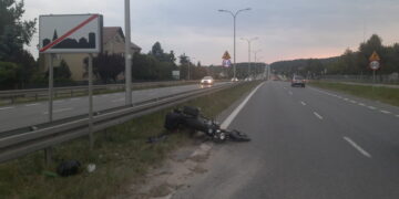 Motocykl uderzył w bariery. Karetka odwiozła ranną