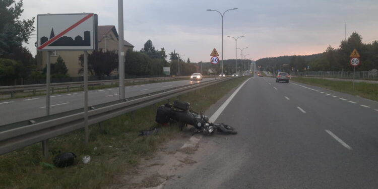 Motocykl uderzył w bariery. Karetka odwiozła ranną