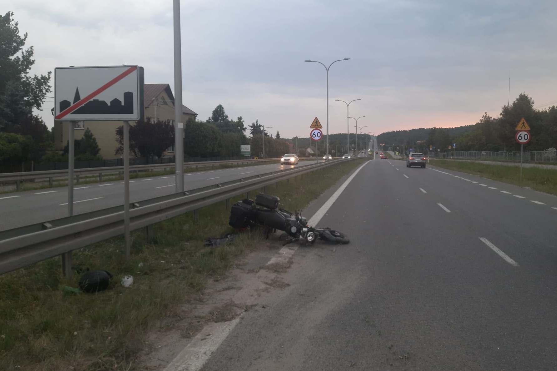 Motocykl uderzył w bariery. Karetka odwiozła ranną