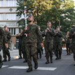 6.08.2026. Kraków. Uczestnicy 61. Marszu Szlakiem Pierwszej Kompanii Kadrowej. W marszu „Kadrówki”, upamiętniającym wymarsz pierwszej Kompanii Kadrowej z Krakowa w 1914 roku, biorą udział członkowie organizacji strzeleckich, żołnierze oraz osoby cywilne / Fot. PAP - Łukasz Gągulski