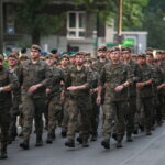 6.08.2026. Kraków. Uczestnicy 61. Marszu Szlakiem Pierwszej Kompanii Kadrowej. W marszu „Kadrówki”, upamiętniającym wymarsz pierwszej Kompanii Kadrowej z Krakowa w 1914 roku, biorą udział członkowie organizacji strzeleckich, żołnierze oraz osoby cywilne / Fot. PAP - Łukasz Gągulski
