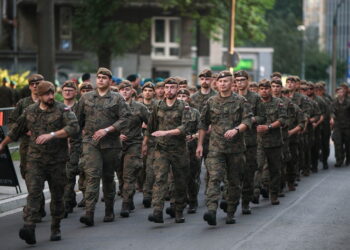 6.08.2026. Kraków. Uczestnicy 61. Marszu Szlakiem Pierwszej Kompanii Kadrowej. W marszu „Kadrówki”, upamiętniającym wymarsz pierwszej Kompanii Kadrowej z Krakowa w 1914 roku, biorą udział członkowie organizacji strzeleckich, żołnierze oraz osoby cywilne / Fot. PAP - Łukasz Gągulski