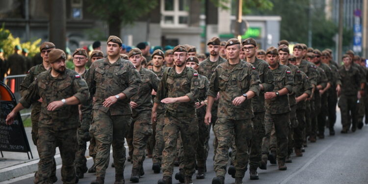 6.08.2026. Kraków. Uczestnicy 61. Marszu Szlakiem Pierwszej Kompanii Kadrowej. W marszu „Kadrówki”, upamiętniającym wymarsz pierwszej Kompanii Kadrowej z Krakowa w 1914 roku, biorą udział członkowie organizacji strzeleckich, żołnierze oraz osoby cywilne / Fot. PAP - Łukasz Gągulski