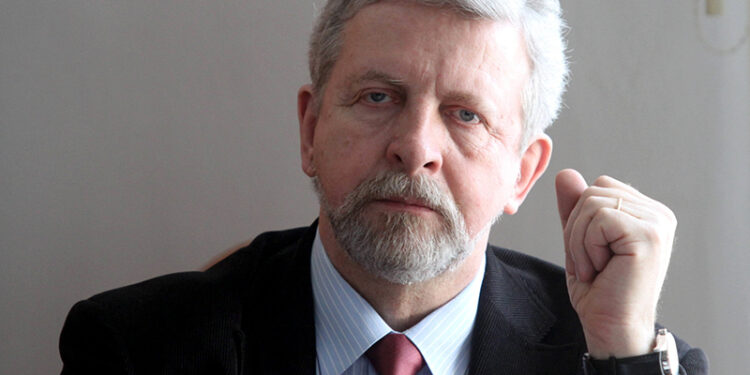 Zmarł opozycyjny polityk Alaksandr Milinkiewicz - Radio Kielce Na zdjęciu archiwalnym z 10 marca 2010 roku jeden z liderów białoruskiej opozycji Aleksander Milinkiewicz podczas spotkania sejmowego Zespołu ds. Białorusi. Aleksander Milinkiewicz zmarł w wieku 79 lat / Fot. PAP - Bartłomiej Zborowski
