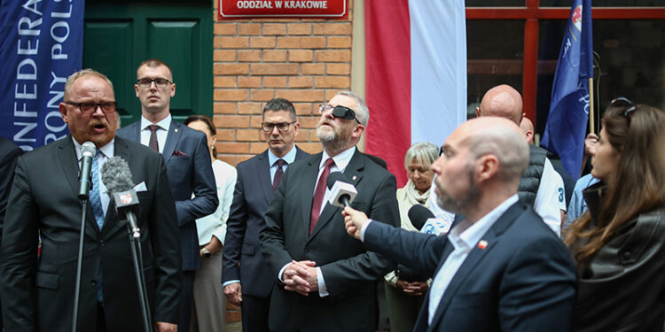 Zarzut zaprzeczania zbrodniom dla Brauna. Polityk nie przyznał się