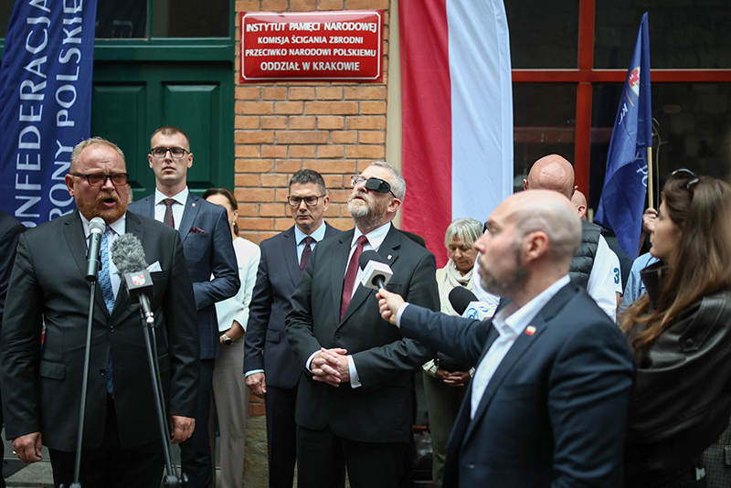 Zarzut zaprzeczania zbrodniom dla Brauna. Polityk nie przyznał się