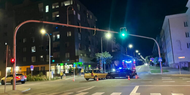 Wypadek w centrum miasta, jedna osoba przewieziona do szpitala - Radio Kielce Wypadek w centrum miasta, jedna osoba przewieziona do szpitala
