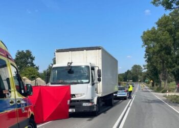 Motorowerzysta zginął pod kołami ciężarówki