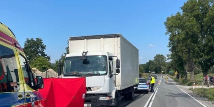 Motorowerzysta zginął pod kołami ciężarówki - Radio Kielce Motorowerzysta zginął pod kołami ciężarówki