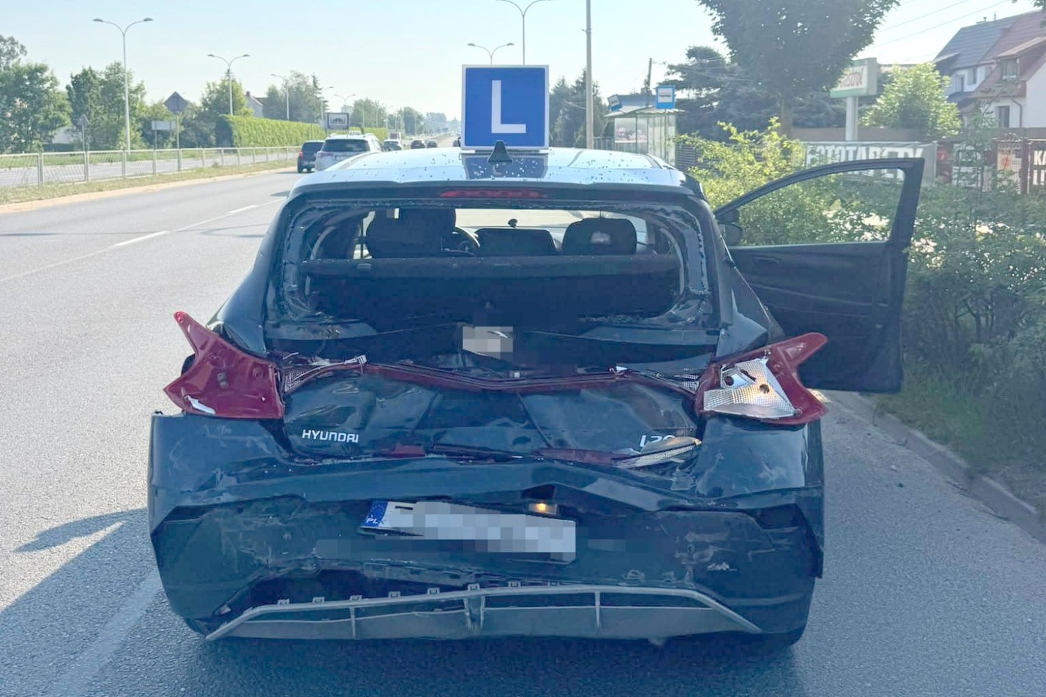 Pojazd ciężarowy najechał na auto nauki jazdy. Ranny kursant