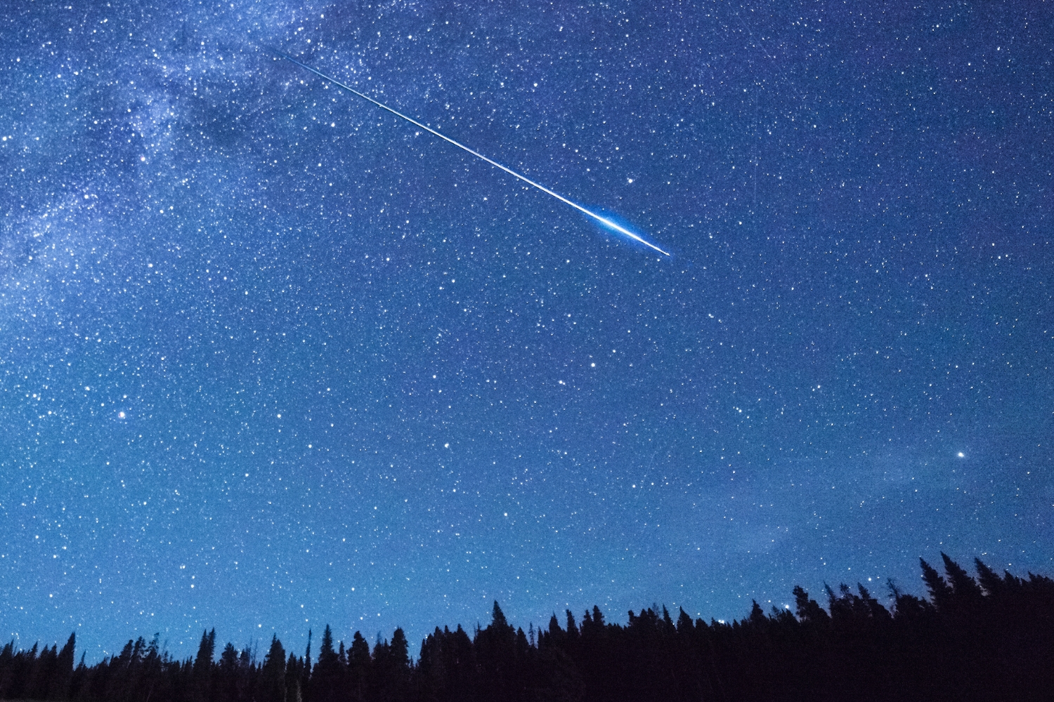 Astronomiczna superśroda - zaćmienie Słońca i noc spadających gwiazd / źródło: canva.com