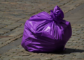 Bezpłatnie odbiorą fioletowe worki, ale sprawdzą ich zawartość