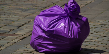 Bezpłatnie odbiorą fioletowe worki, ale sprawdzą ich zawartość