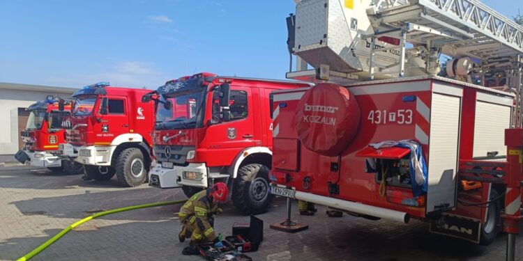 Pożar w zakładzie. W akcji 6 zastępów straży - Radio Kielce Pożar w zakładzie. W akcji 6 zastępów straży