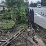20.09.2026. Dobrowoda. Droga wojewódzka nr 973. Samochód wypadł z drogi i wjechał w ogrodzenie / Fot. Słuchacz