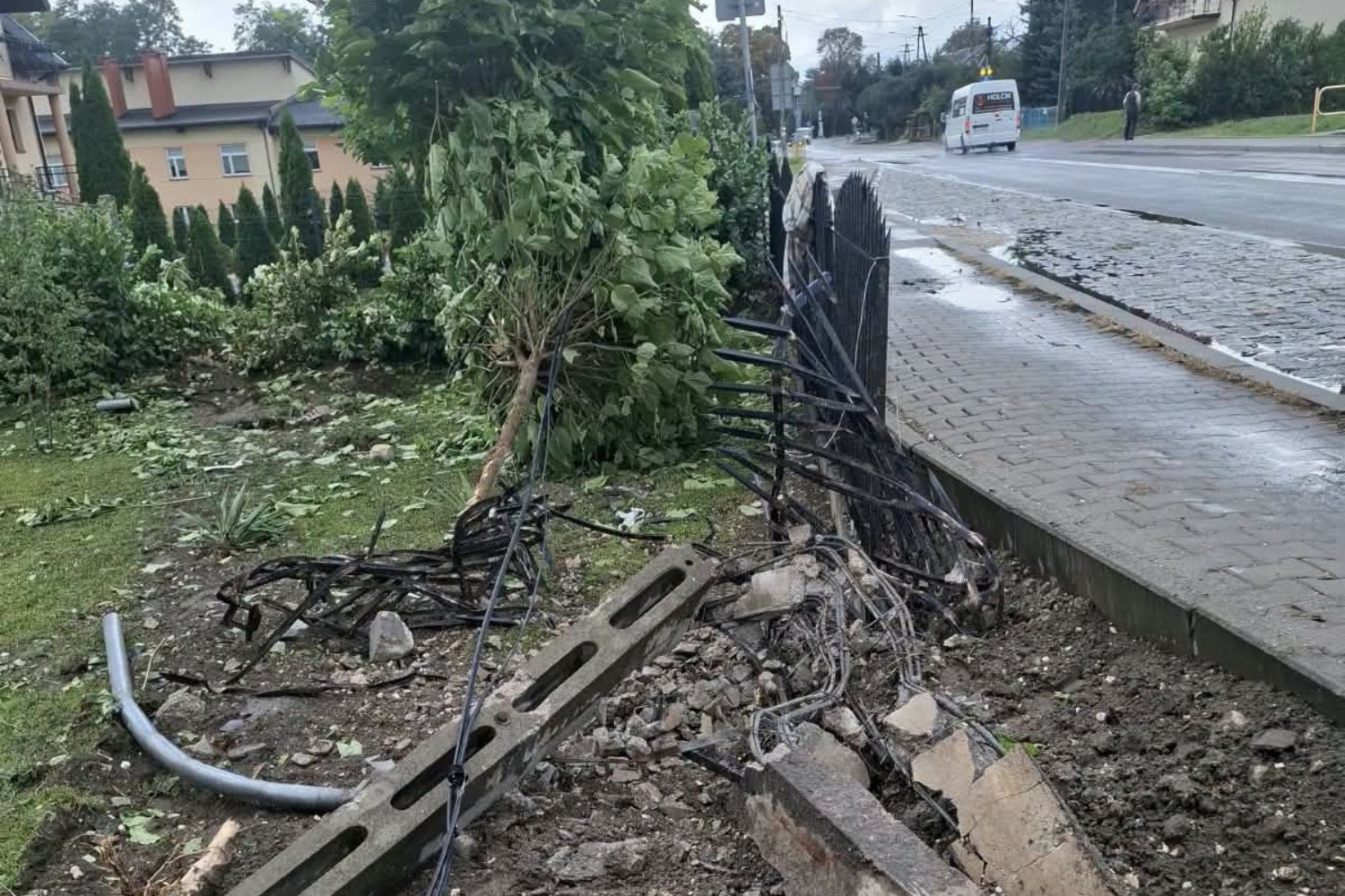 20.09.2026. Dobrowoda. Droga wojewódzka nr 973. Samochód wypadł z drogi i wjechał w ogrodzenie / Fot. Słuchacz