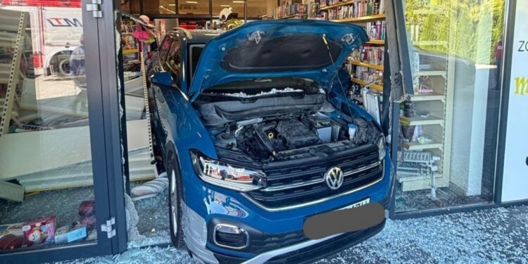 Auto wjechało w witrynę sklepu
