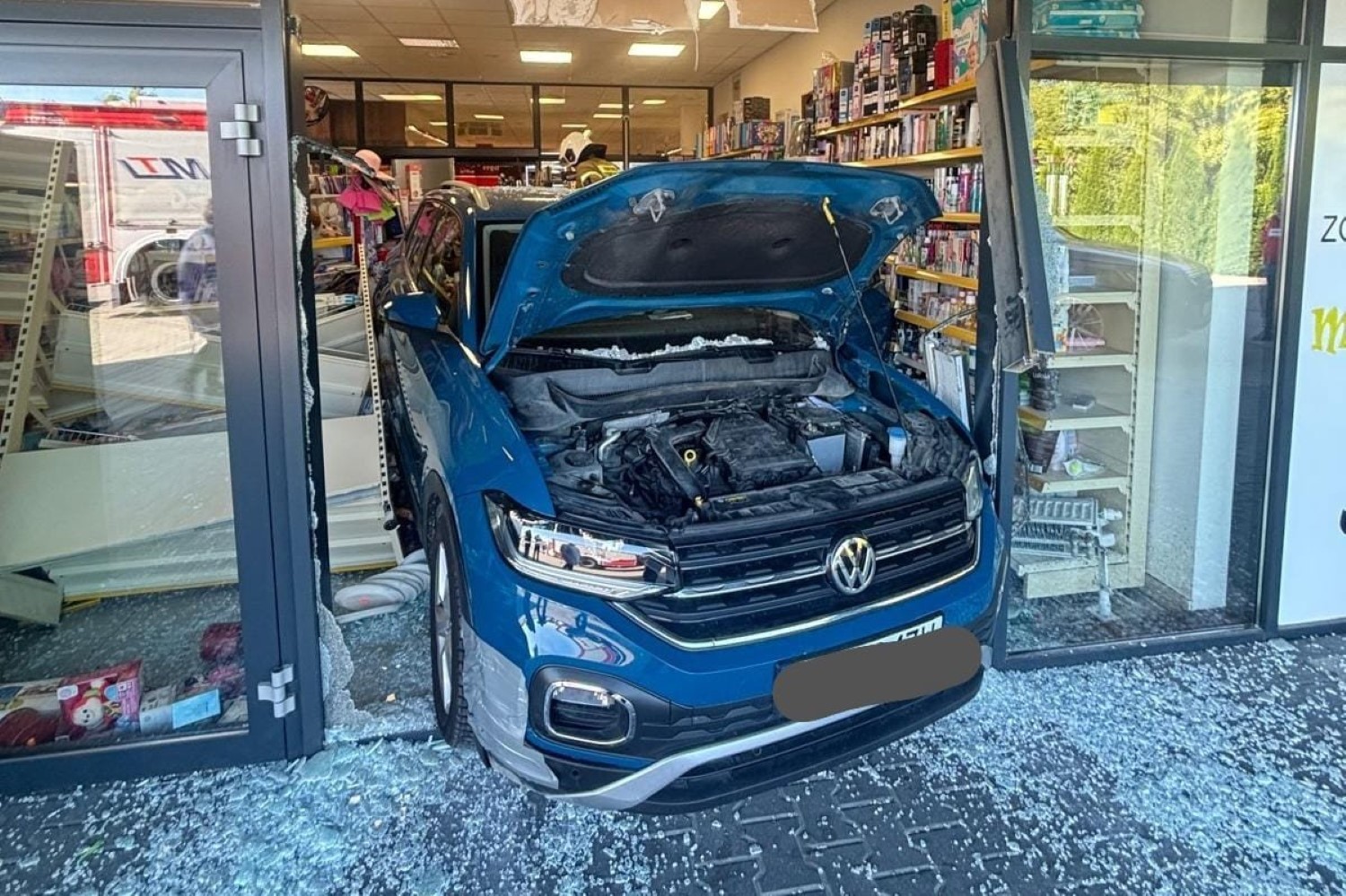 Auto wjechało w witrynę sklepu