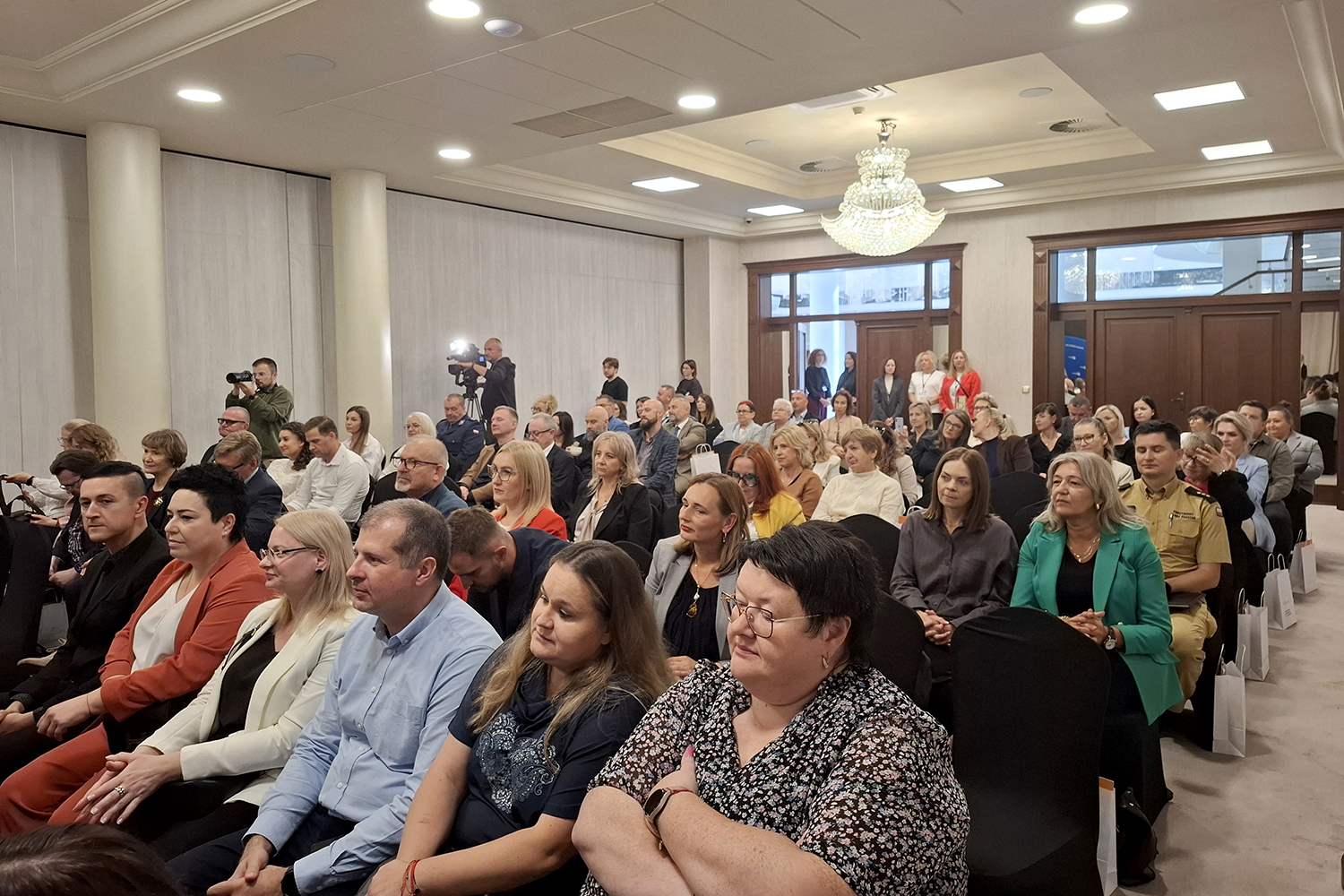 Doświadczenie na wagę złota. Jak wykorzystać potencjał pracowników 50+?