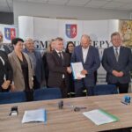 24.09.2026. Tuczępy. Podpisanie umowy na wykonanie magazynu Ochrony Ludności i Obrony Cywilnej / Fot. Oliwia Woźniak - Radio Kielce