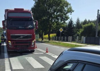 Wypadek na drodze krajowej. Jedna osoba ranna - Radio Kielce 08.09.2026. Miłków w gminie Bodzechów. Zderzenie dwóch pojazdów: ciężarówki i samochodu osobowego / Fot. policja