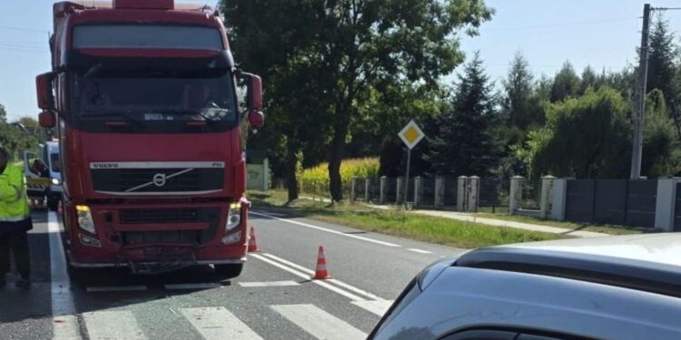 Wypadek na drodze krajowej. Jedna osoba ranna - Radio Kielce 08.09.2026. Miłków w gminie Bodzechów. Zderzenie dwóch pojazdów: ciężarówki i samochodu osobowego / Fot. policja